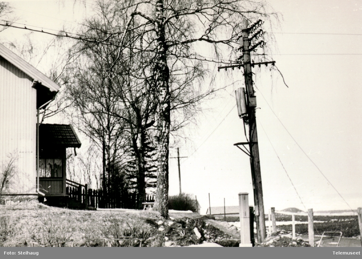 Ottestad manuelle telefonsentral i Stange med stolpe for inntaket