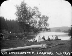 Fotosamling etter Hans Tveito. "Ved Laugevatten, Lårdal juli