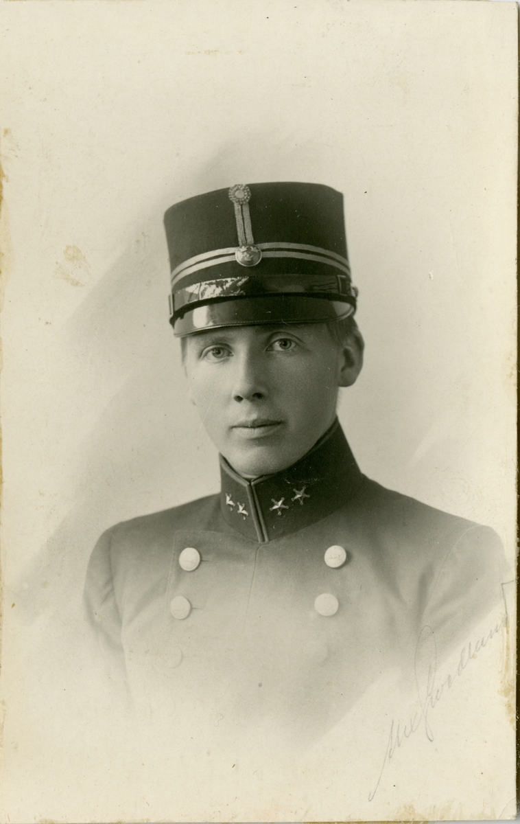 Porträtt av Rune Grandien, underlöjtnant vid Hälsinge regemente I 14. Se även AMA.0007402.