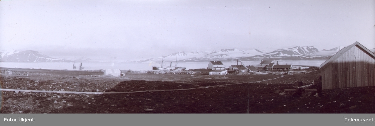Heftyes reise til Svalbard  23.07.1911. Green Harbour. Skip, bygninger, hvalstasjon på Finneset.
