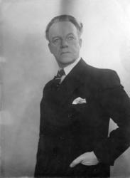 Fotosamling etter Hans Tveito. "Portrett av skuespiller Eina