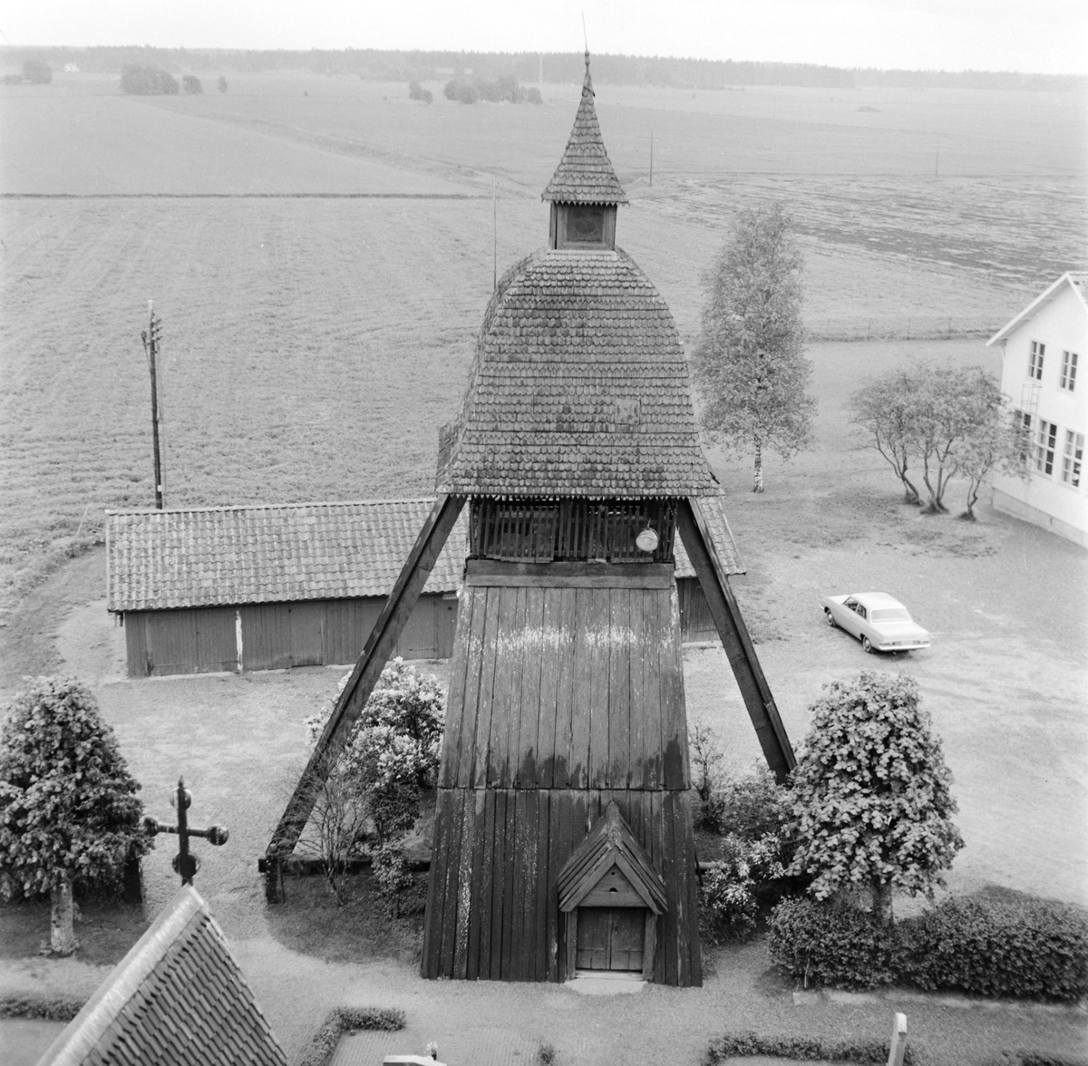 Vy uppifrån mot klockstapeln vid Sparrsätra kyrka, Uppland 1968