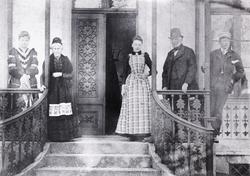 Gruppebilde foran hovedhuset på Tunnerud gård i Fet, fra ven