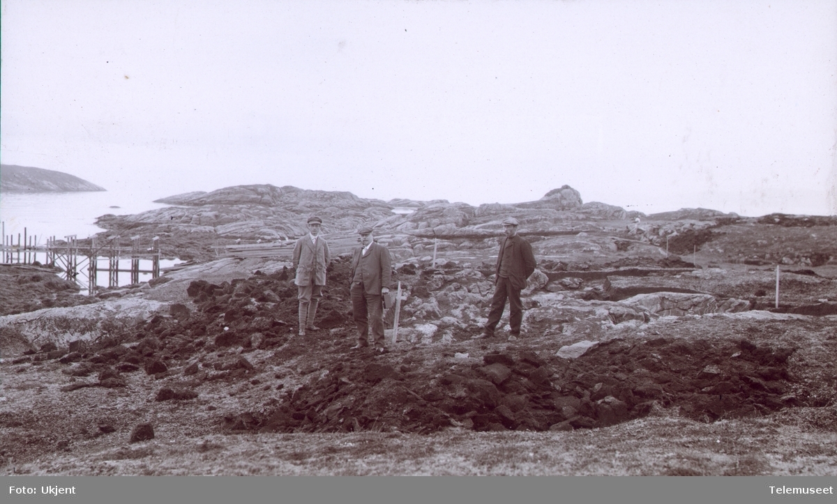 Heftyes reise til Svalbard og Ingø. Ingø, Gåsø, byggeplasser, 1911.