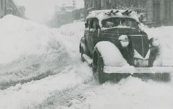 Colbjørnsens Studebaker Dictator 1937 modell i vanskelige sn