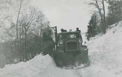 Vegvesenets FWD lastebil 1936 modell med påmontert sideplog 