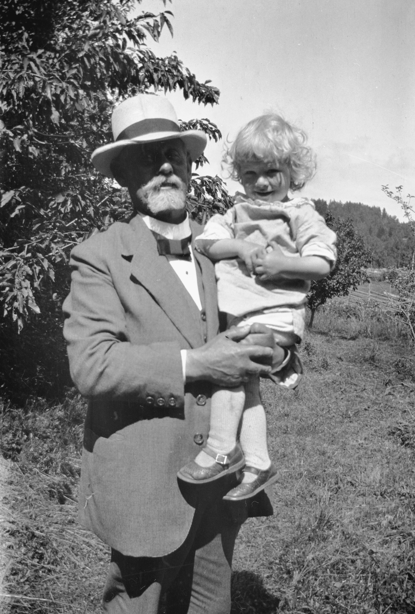 Bengt "Putte" Bauer tillsammans med en äldre herre, troligen Joseph Bauer, vid Björkudden.