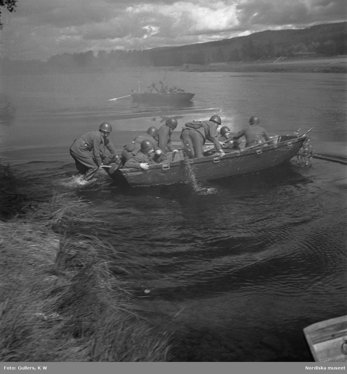 Militärövning med soldater i roddbåt