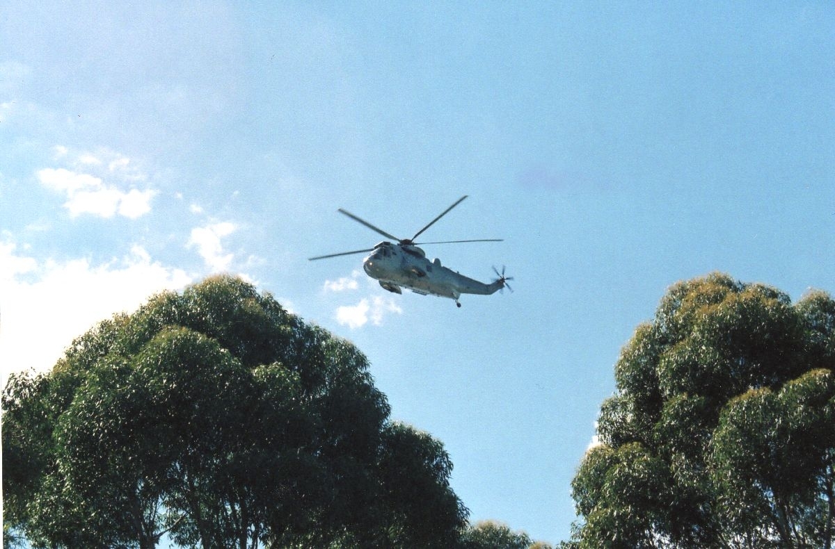 Et helikopter, av typen Sea King, flyr oppvising under et flystevne.