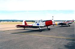 Lufthavn/Flyplass. To fly, De Havilland Chipmunk, parkert på