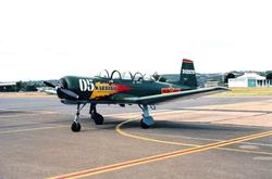 Lufthavn/Flyplass. Et fly, Yak-18, parkert på oppstillingspl