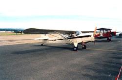 Lufthavn/Flyplass. Et fly, Auster, parkert på oppstillingspl