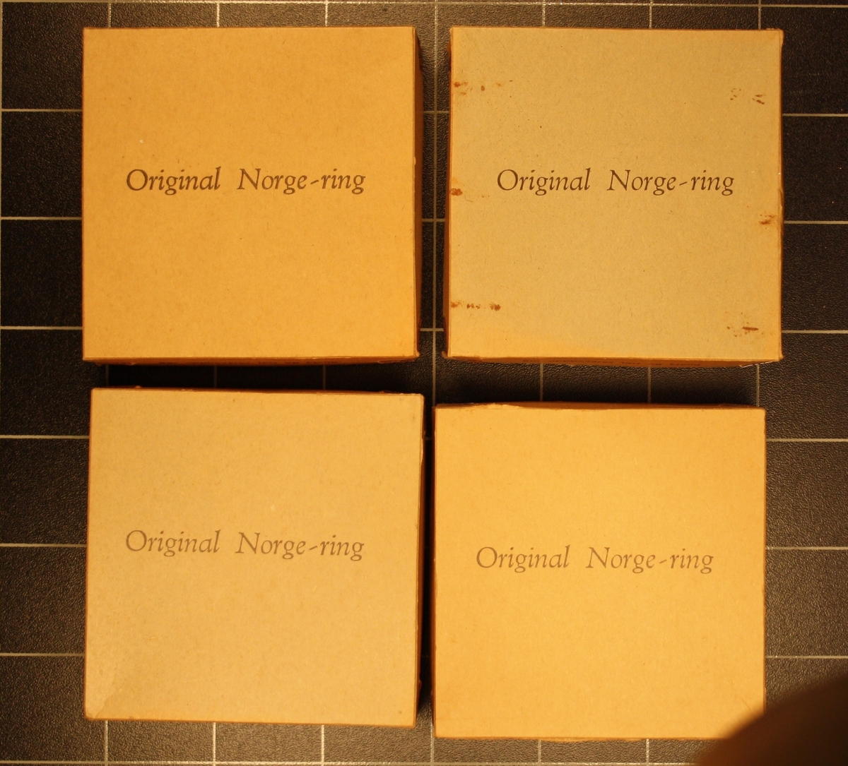 Form: Lave kvadratiske pappesker med innhald. 5 stk. identiske.