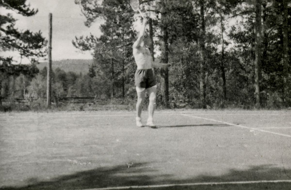 Playing tennis at the Ruudhytta cabin