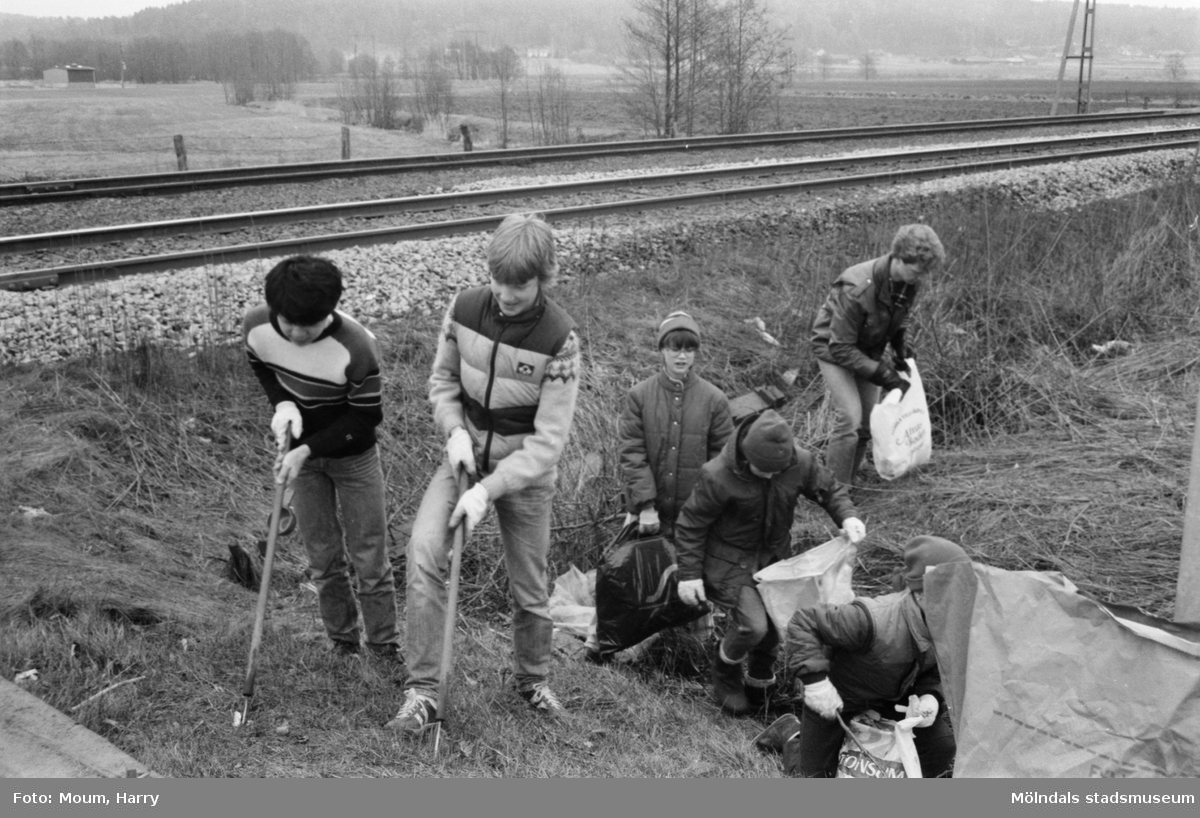 Annestorpsdalens scoutkår städar i Lindome centrum med angränsande områden, år 1984. "Annestorps Scoutkår gjorde en fin insats när man städade i Lindome."

För mer information om bilden se under tilläggsinformation.
