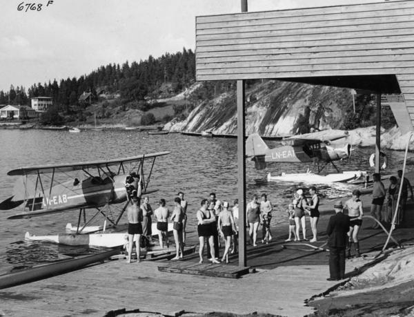 Sjøfly og badegjester på Ingierstrand ved Oslo i 1937. Foto/Photo
