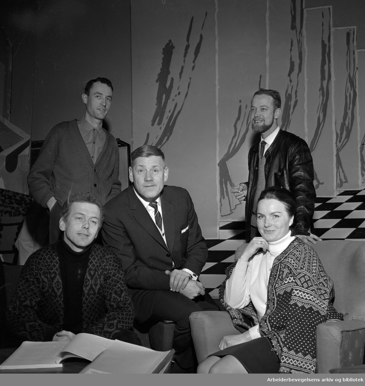 Fra prøvene til musikalen Fantasticks på CHAT NOIR 1965..Fra venstre: Toralv Maurstad, Arve Opsahl og Anita Thallaug..Bak: Einar Iversen og Oddvar Sanne.