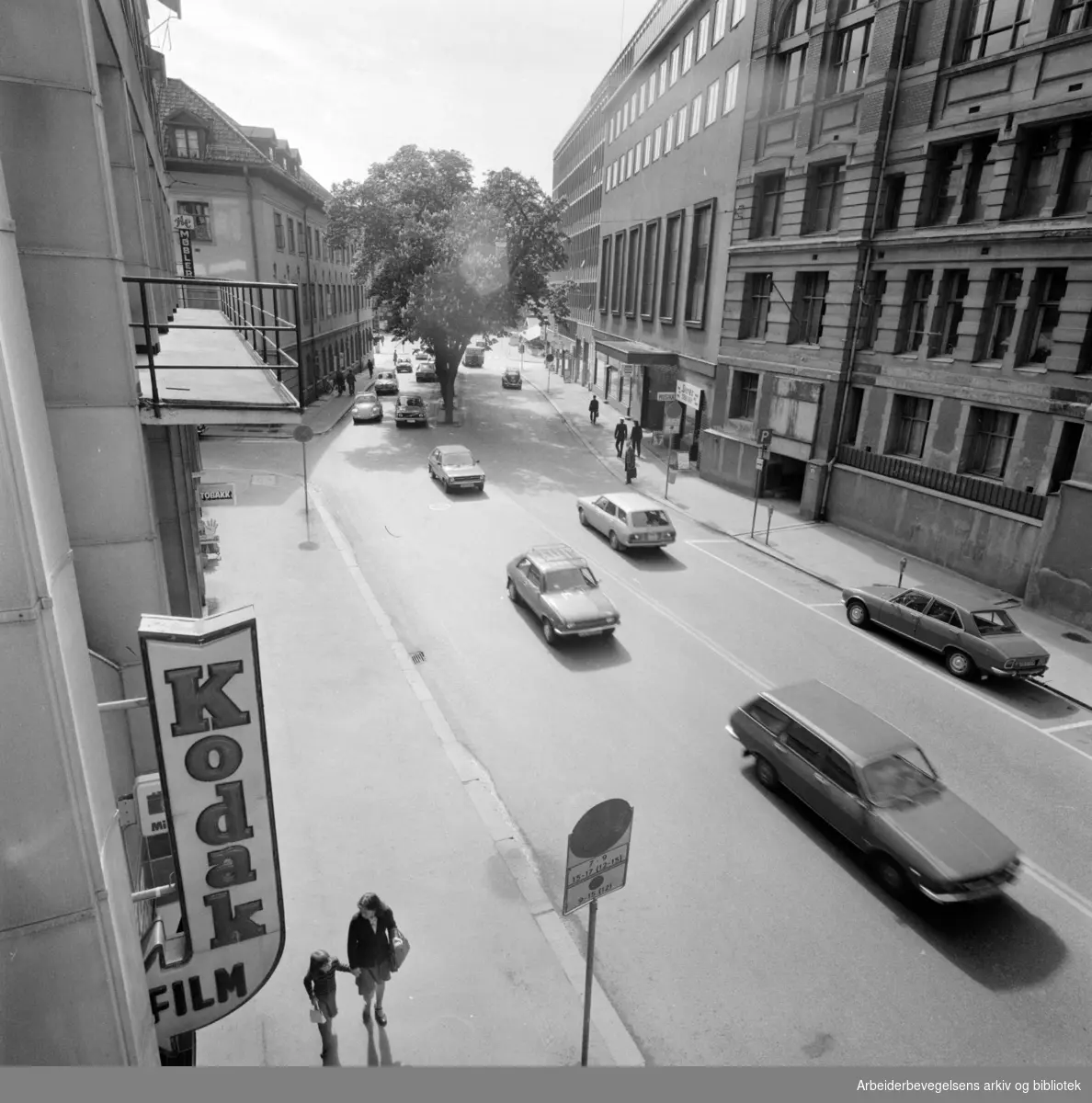 Hammersborggata (Før: Henrik Ibsens gate), med Folkets Hus til høyre i bildet (fasaden er senere revet)..Juni 1976.
