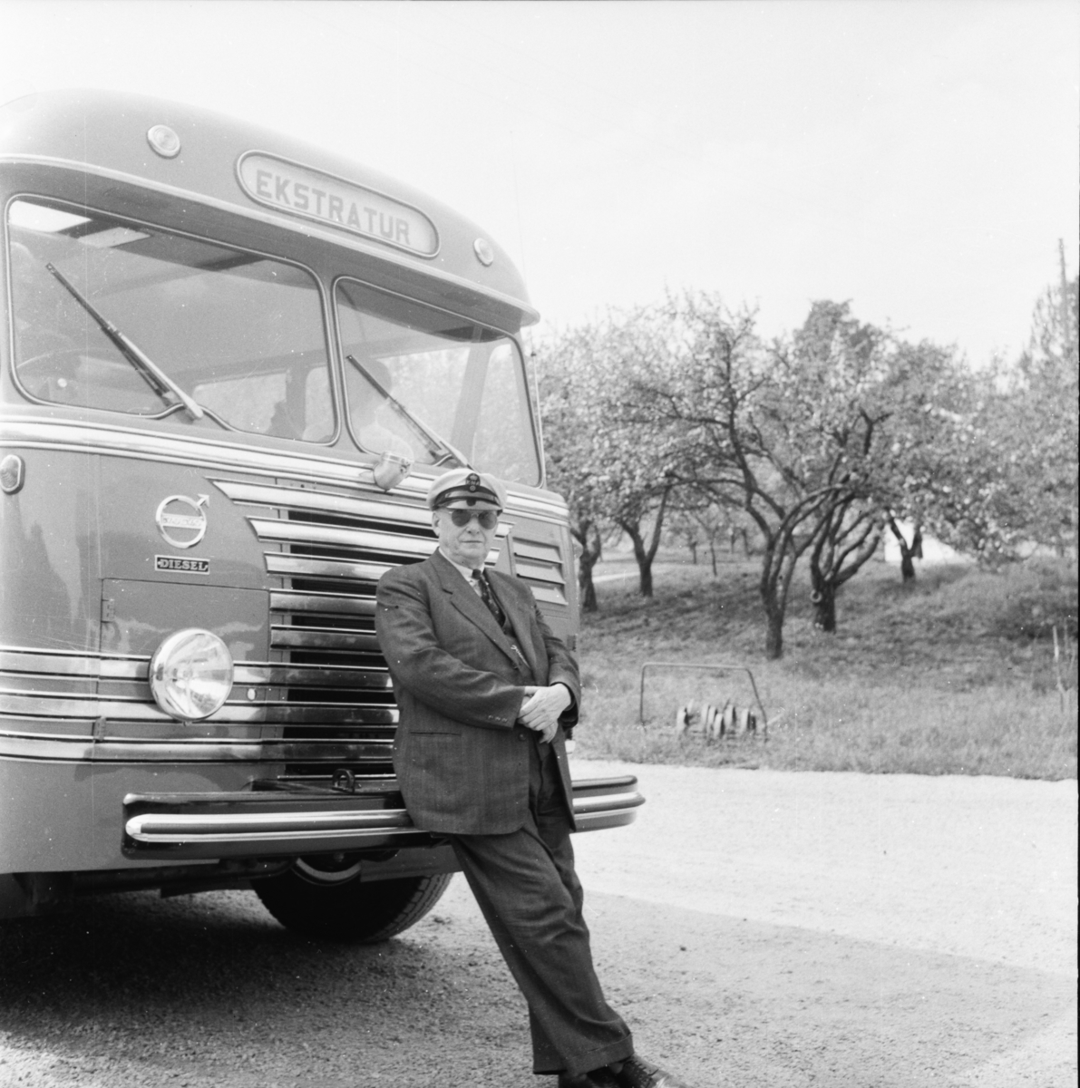 Vardens arkiv. "Ødegårdens nye kontinentalbuss"  30.05.1954

Bussen har skiltnummer H-2426. Teksten "Volvo-diesel" står skrevet over lykta