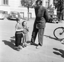 Vardens arkiv. "Cirkus Løwe. Ti dverger. Tommelise 76 cm."  