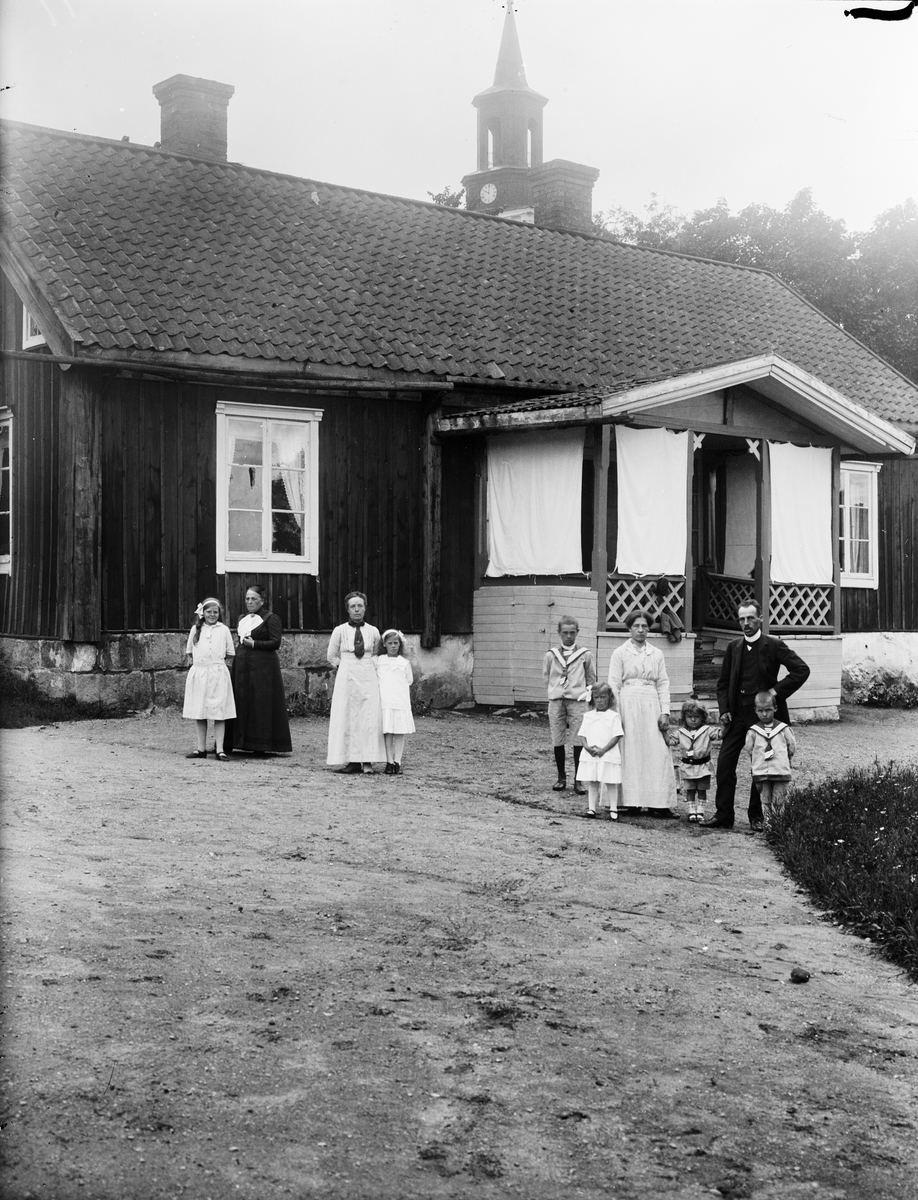 Vuxna och barn på gårdsplanen, Altuna socken, Uppland, 1910-talet