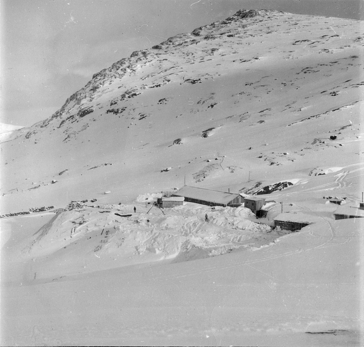 Thorleif Hoffs album 1, side 27. Album fra Thorleif Hoff som dokumenterer anleggsvirksomheten i Glomfjord på 1950-tallet