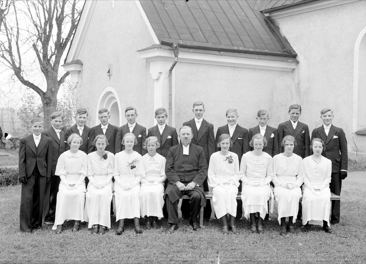 Konfirmander vid Skogs-Tibble kyrka, Uppland 1937