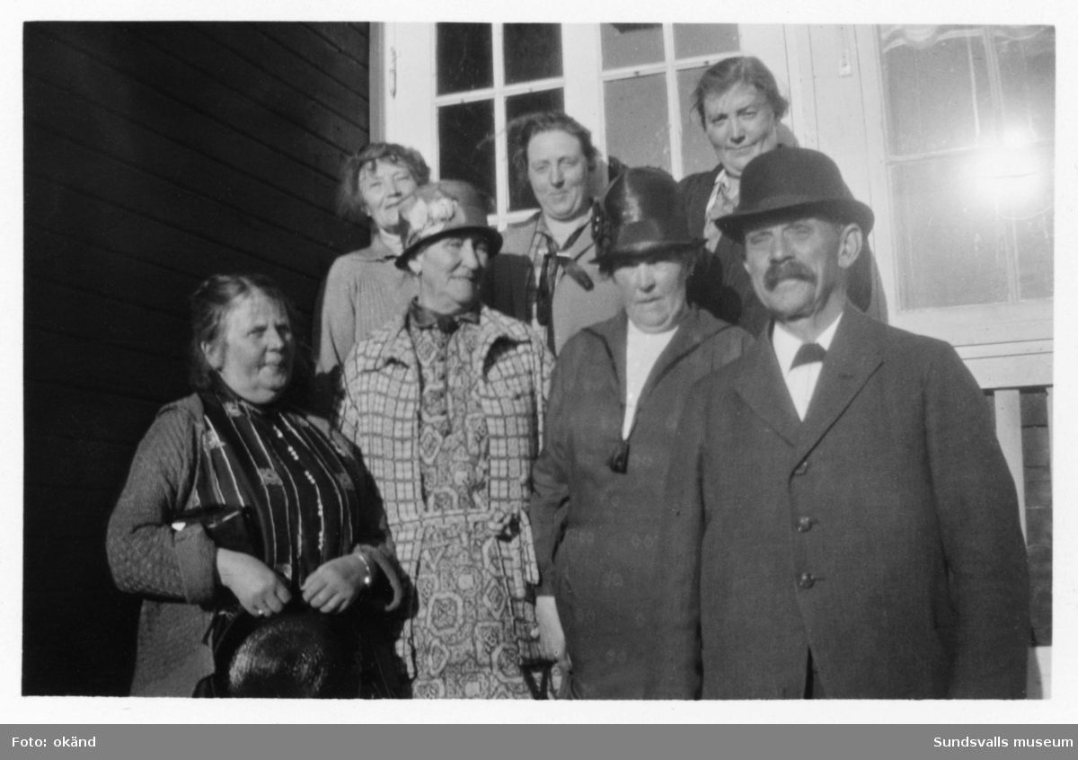 Grupporträtt med Anna och Gustaf Hydén samt dottern Elin. Karin Jonsson står längst till vänster och Hulda Björkman (syster till Anna) ovanför. Övriga okända..