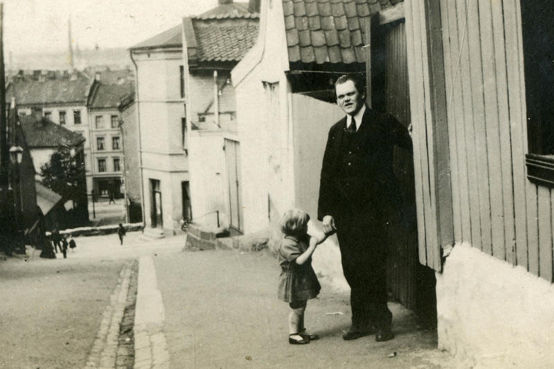 Albert Scheinpflug og hans datter Erna foran Johannes gate 4 på Enerhaugen, ca. 1925.
