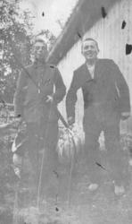 Sigyn, juli 1916. To unge, smilende menn med hver sin fangst