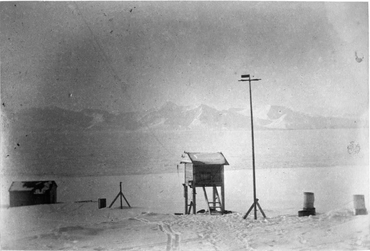 Vy mot Nordfjorden från s k Svenskehuset med termometerburen och magnethuset till vänster. I samband med den svenska fysikalisk-meterorologiska Spetsbergsexpeditionen 1882-1883.