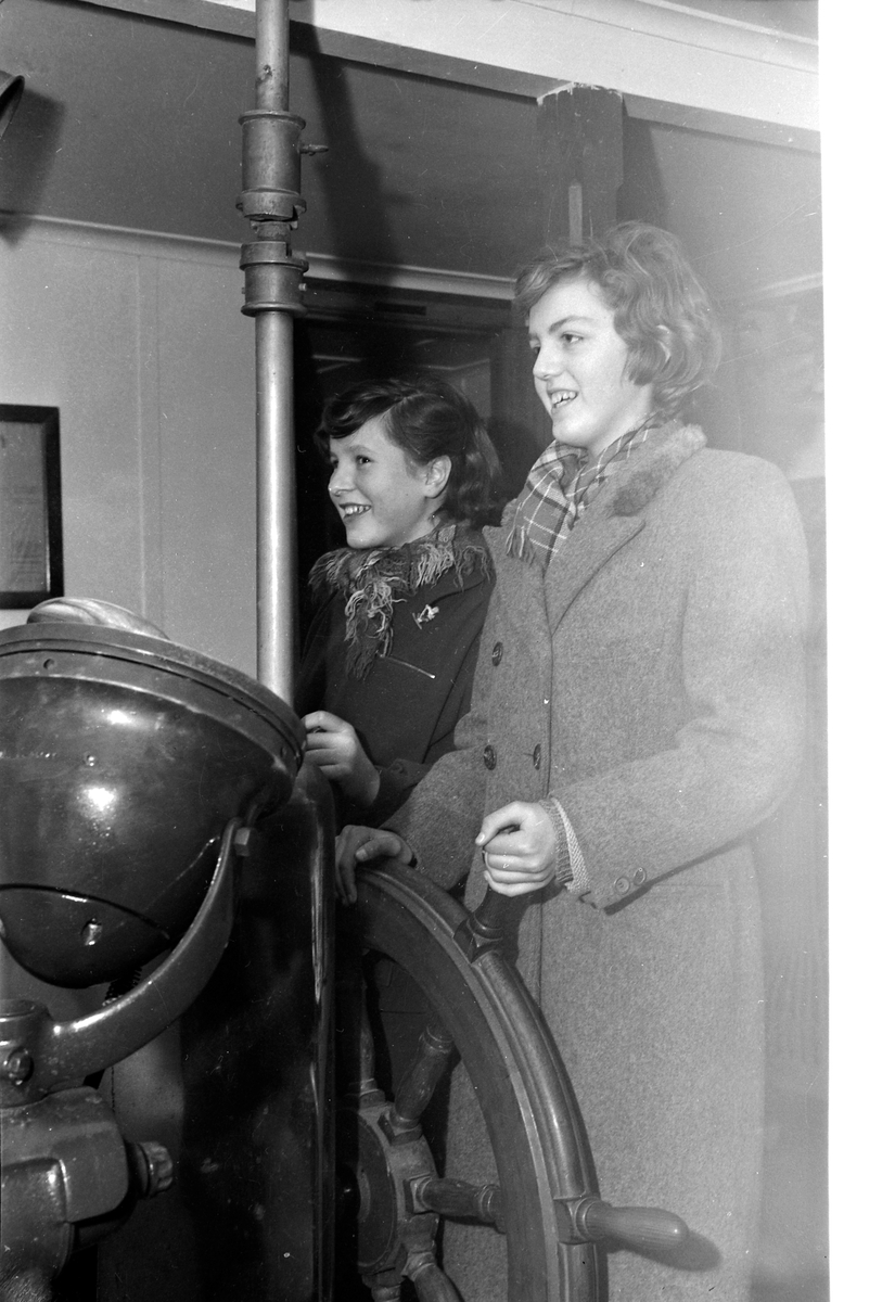 Berg skoles adoptivskip Sibris. Elever besøker båten.