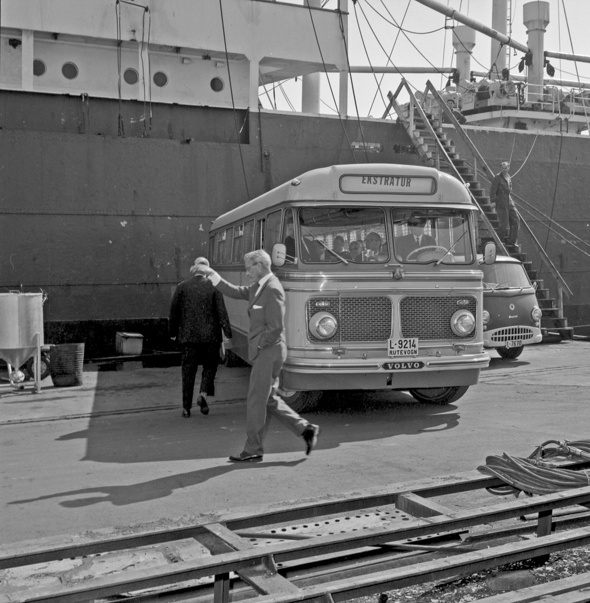 Interiører og noen eksteriør fra nye bygninger - bestiller H.M.V.