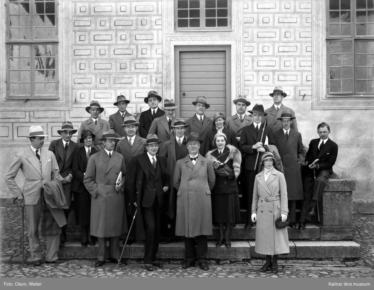 Bild på folk ifrån journalistföreningen, ståendes i borggården i Kalmar slott.