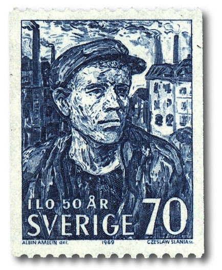 Arbetare framför industribyggnader på Kungsholmen.