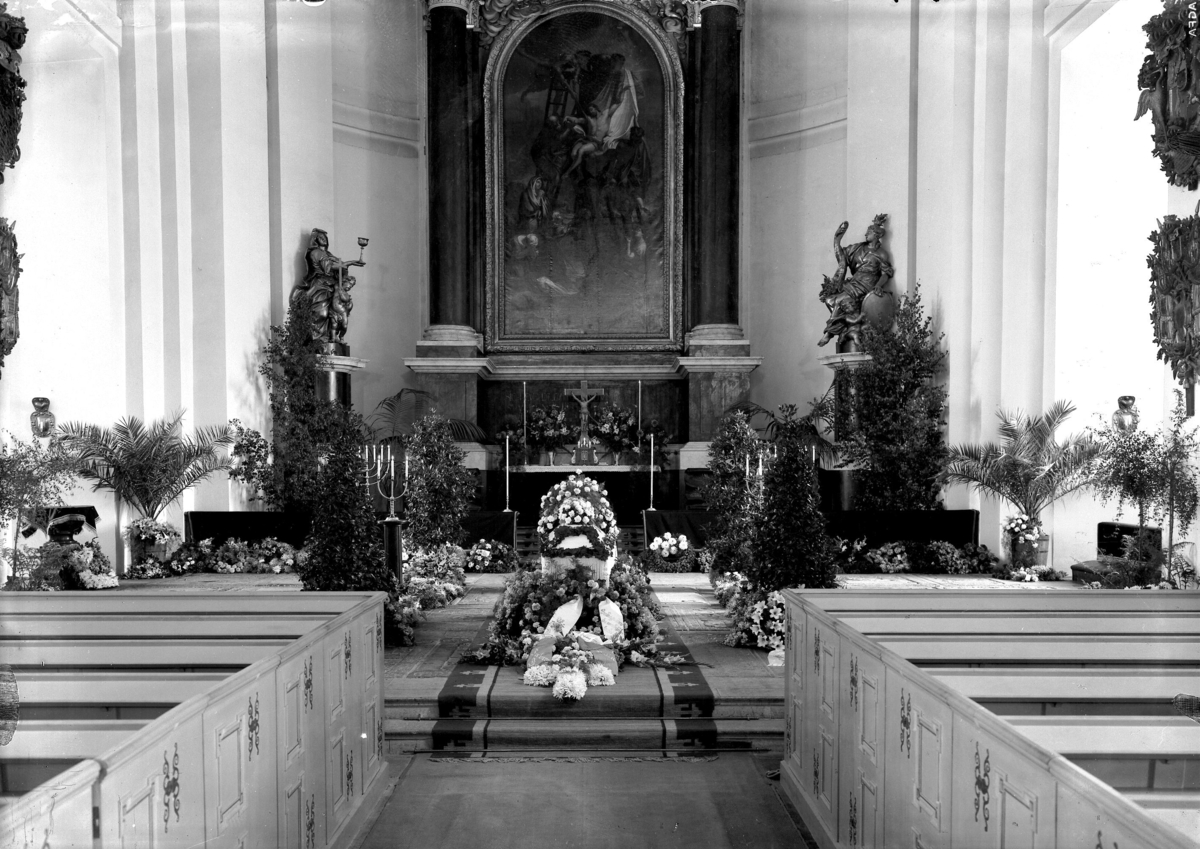 En begravning i Kalmar domkyrka. Enligt Walter Olsons journal är bilden beställd av pastor Carl Bexell.