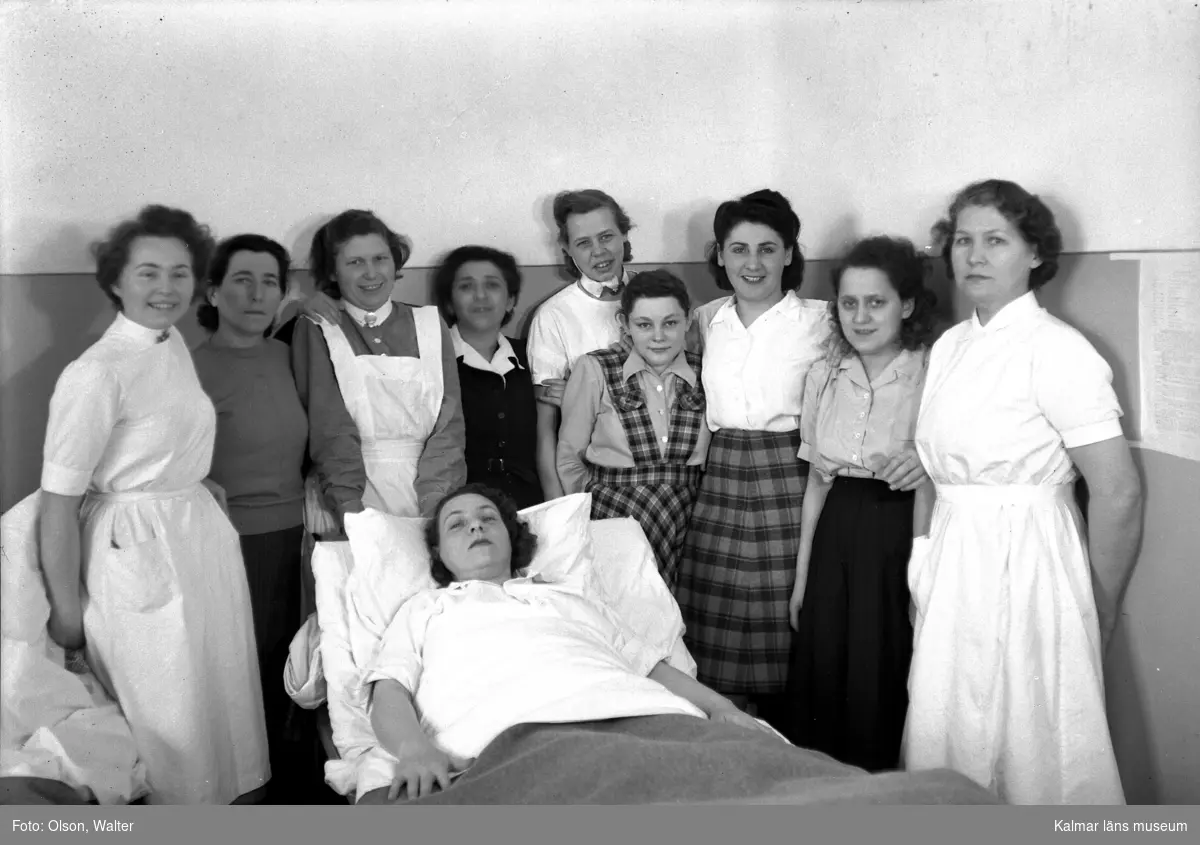 Patienter och personal på Beredskapssjukhuset samlade kring en sängliggande.