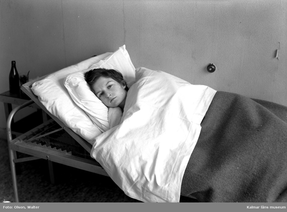 Sängliggande kvinna på Beredskapssjukhuset.