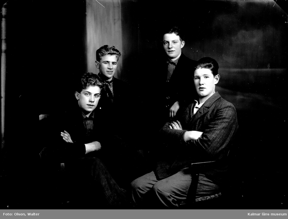 Porträtt av fyra unga pojkar från Kalmar.