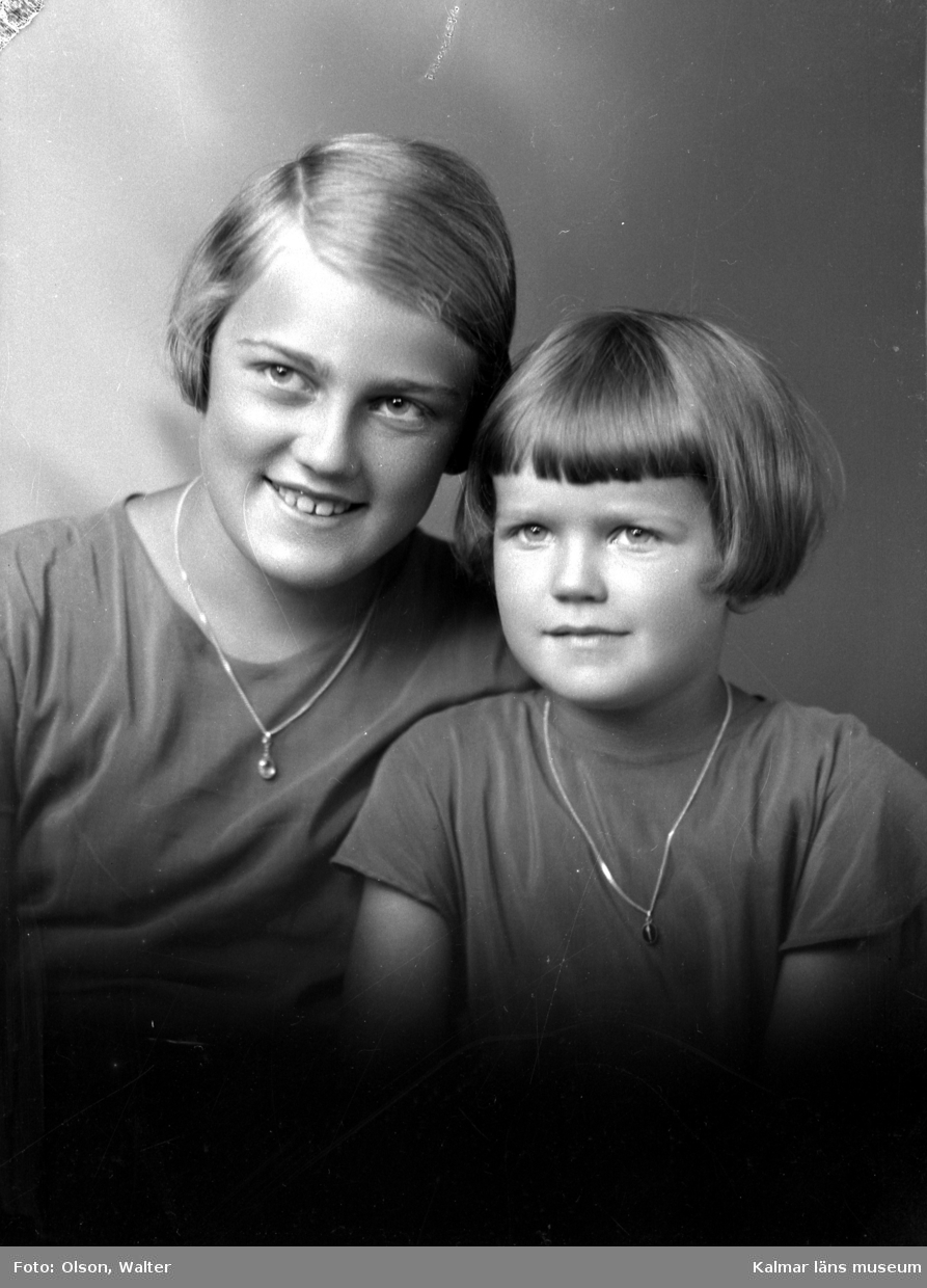 Beställare: A Forsell, Grästorp. Bilden visar beställarens döttrar Gunborg och Karin.