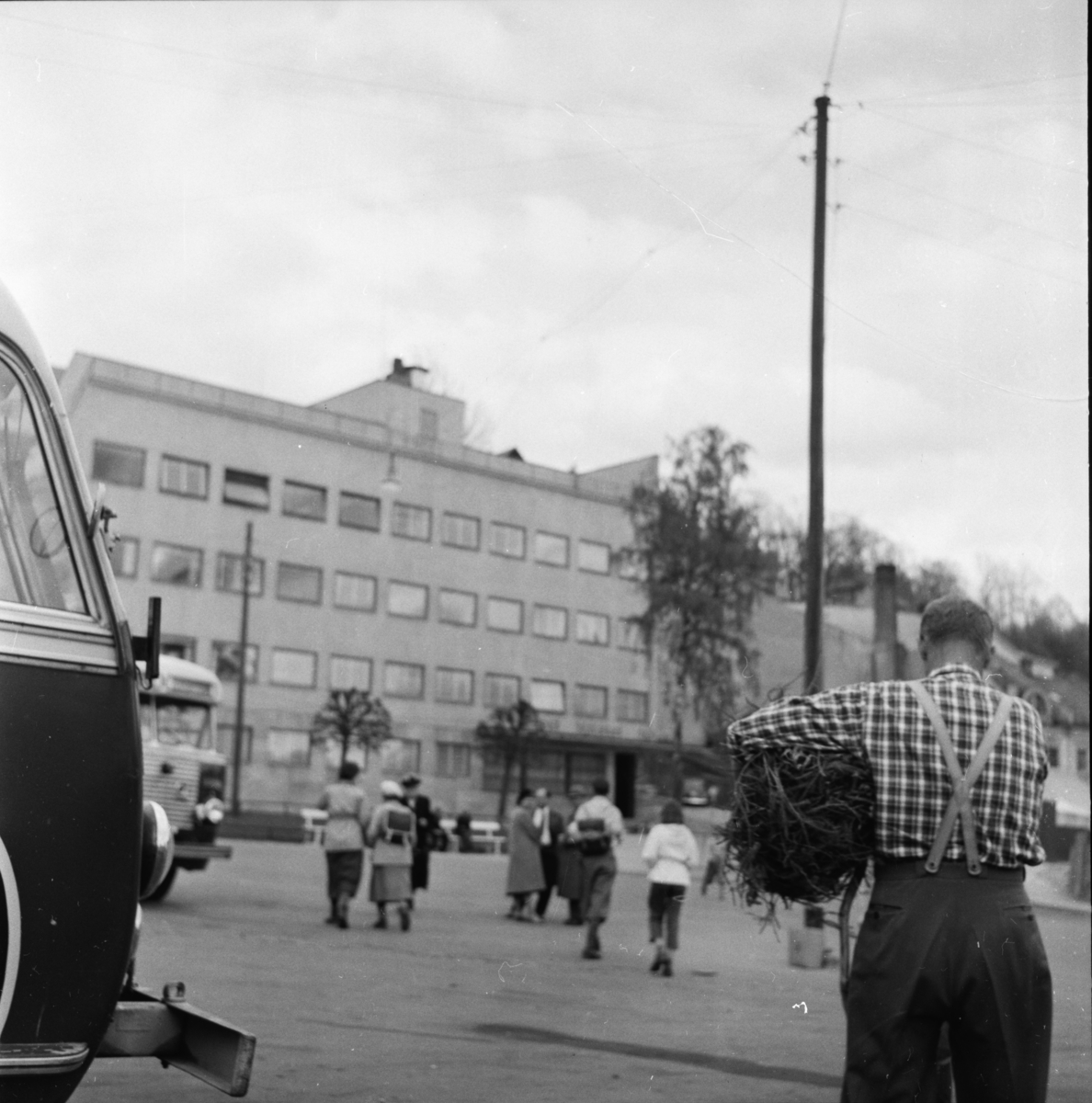 Vardens arkiv. "Ut i skogen" deltagerne kommer hjem"  16.05.1954