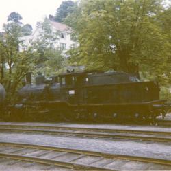Damplokomotiv type 21c 375 hensatt på Arendal stasjon. Dampl
