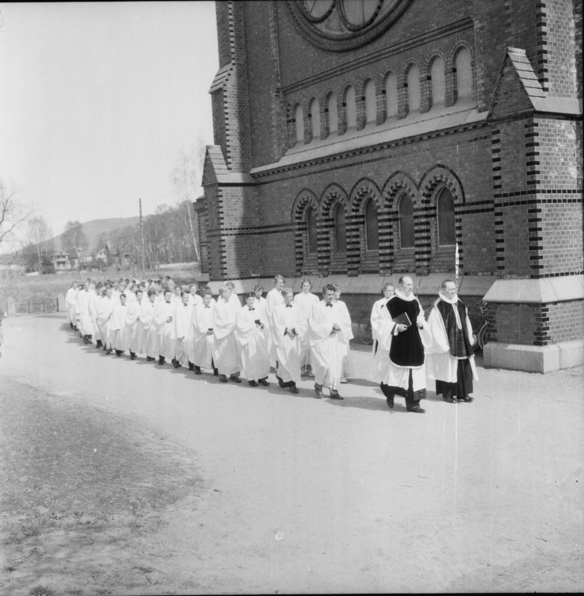 Vardens arkiv. "Konfirmasjon i Skien kirke. Nye konfirmantkapper, sydd av Baksås."  09.05.1954