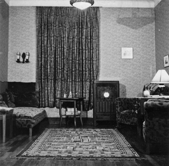 Del av vardagsrummet, med "dyscha", rökbord, radio och karamellbord. Bogotá i juli 1935