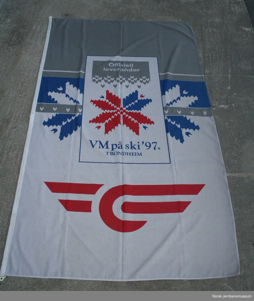 Flagg med VM-logo for Trondheim 1997 og NSB-logo i kombinasjon