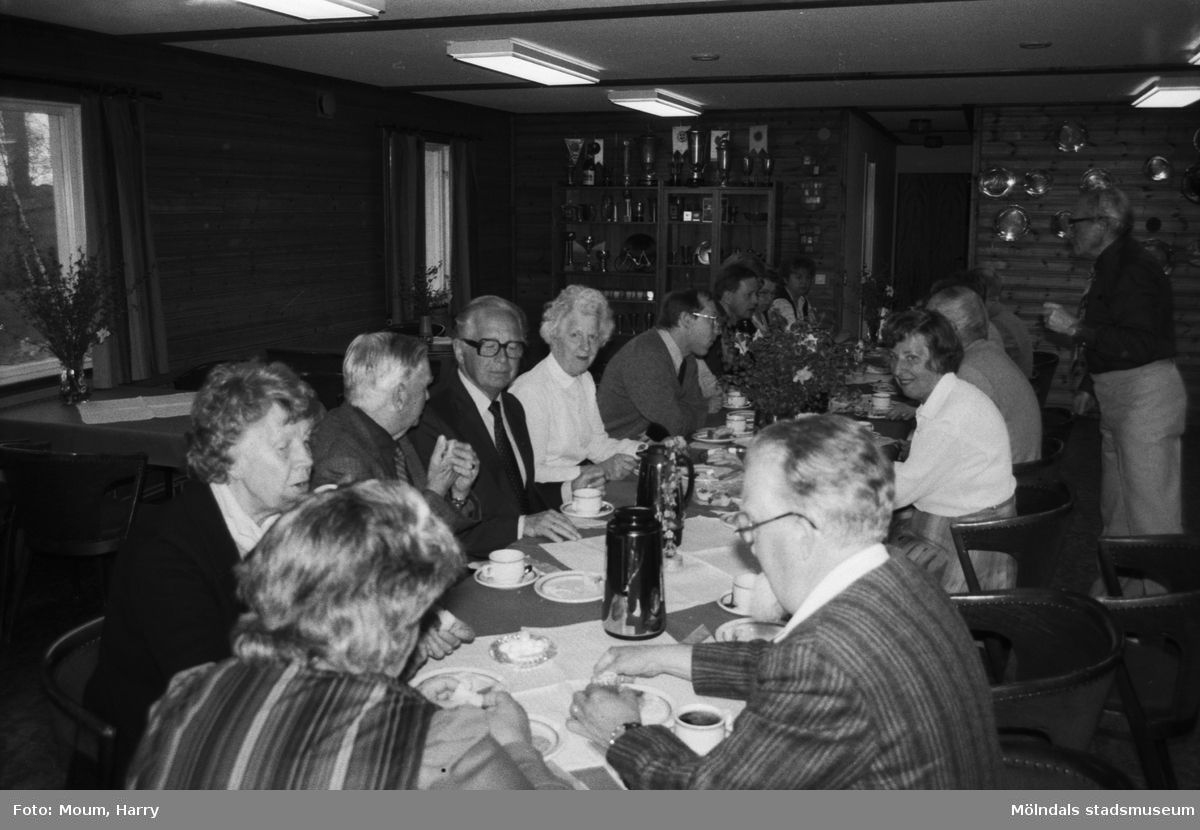 Folkpartiets avdelning i Lindome har vårträff i Lindome, år 1984. "Folkpartiprofiler runt kaffebordet vid vårträffen i Lindome."

För mer information om bilden se under tilläggsinformation.