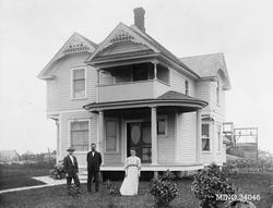 Personer foran stort bolighus