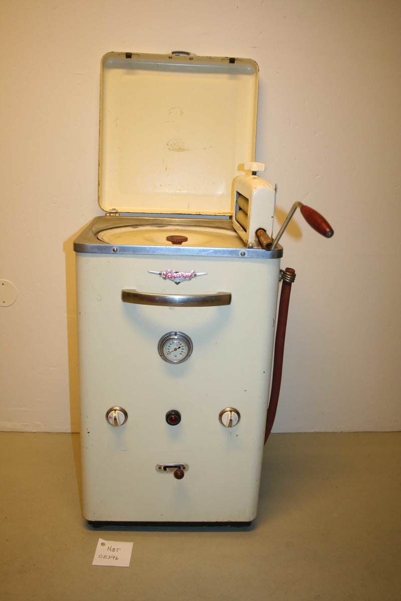 Vaskemaskina er kasseforma og har hånddrevet vrimaskin som er montert på toppen. Denne kan legges ned i vaskemaskina nåre den ikkje er i bruk.
