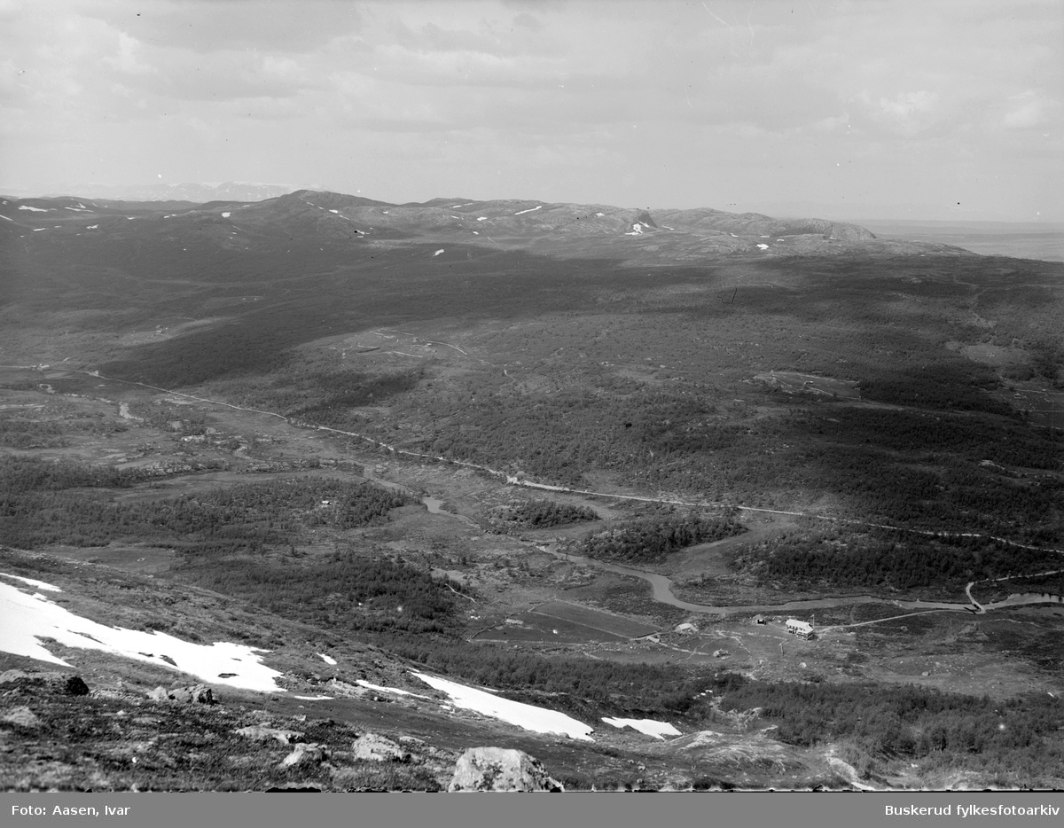 Solheimstulen på  Hardangervidda ved elven Jønndalsåe
seterlandskap
Fotografert til postkort
Oversiktbilde over landskapet