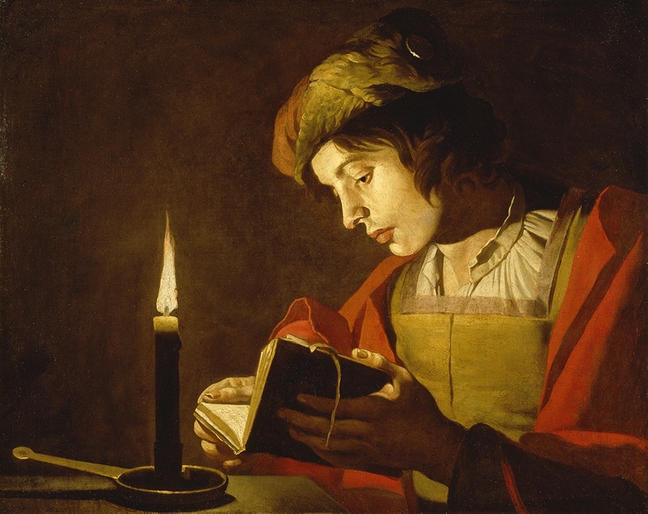 Matthias Stom var en bland många holländska konstnärer som for till Rom i början på 1600-talet. Där tog de starka intryck av Caravaggios ljusdunkelmåleri. De skildrade gärna nattscener där realistiskt avbildade figurer modelleras fram med hjälp av artificiella ljuskällor. Stoms målning visar en ung man som läser i skenet från ett vaxljus. Hans koncentration ger en bild av dåtidens idéer om flit och dygd. Målningen var avsedd att ge såväl en skönhetsupplevelse som ett tillfälle till begrundan.